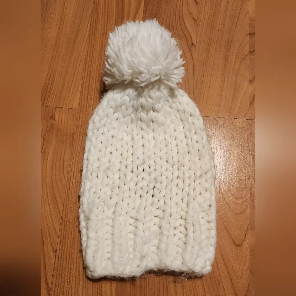 White Crochet Snowball Beanie Onesize GUC